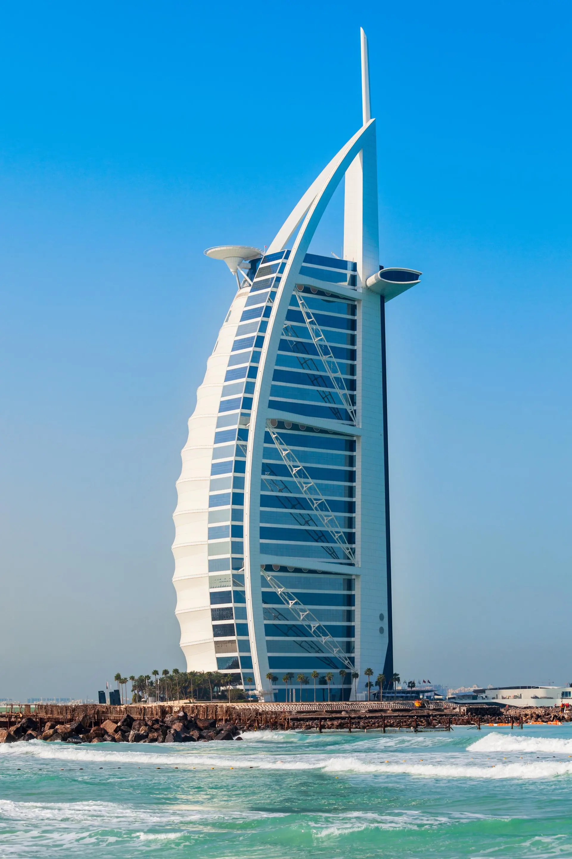Hotel Burj Al Arab, em Dubai, à beira-mar