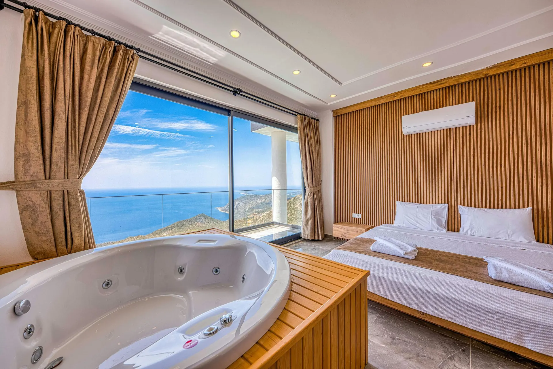 Suíte com banheira de hidromassagem e vista para o mar